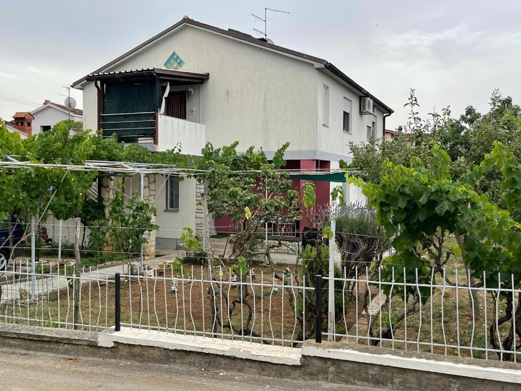 Appartamento Apartman Pcelica Pola Esterno foto
